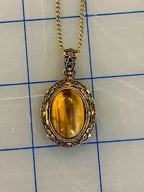 Tiger’s eye pendant in gold-coloured setting